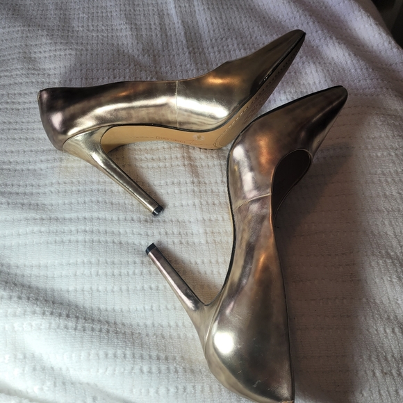 VINCE CAMUTO KAIN GOLD METALLIC PUMP - Picture 13 of 16